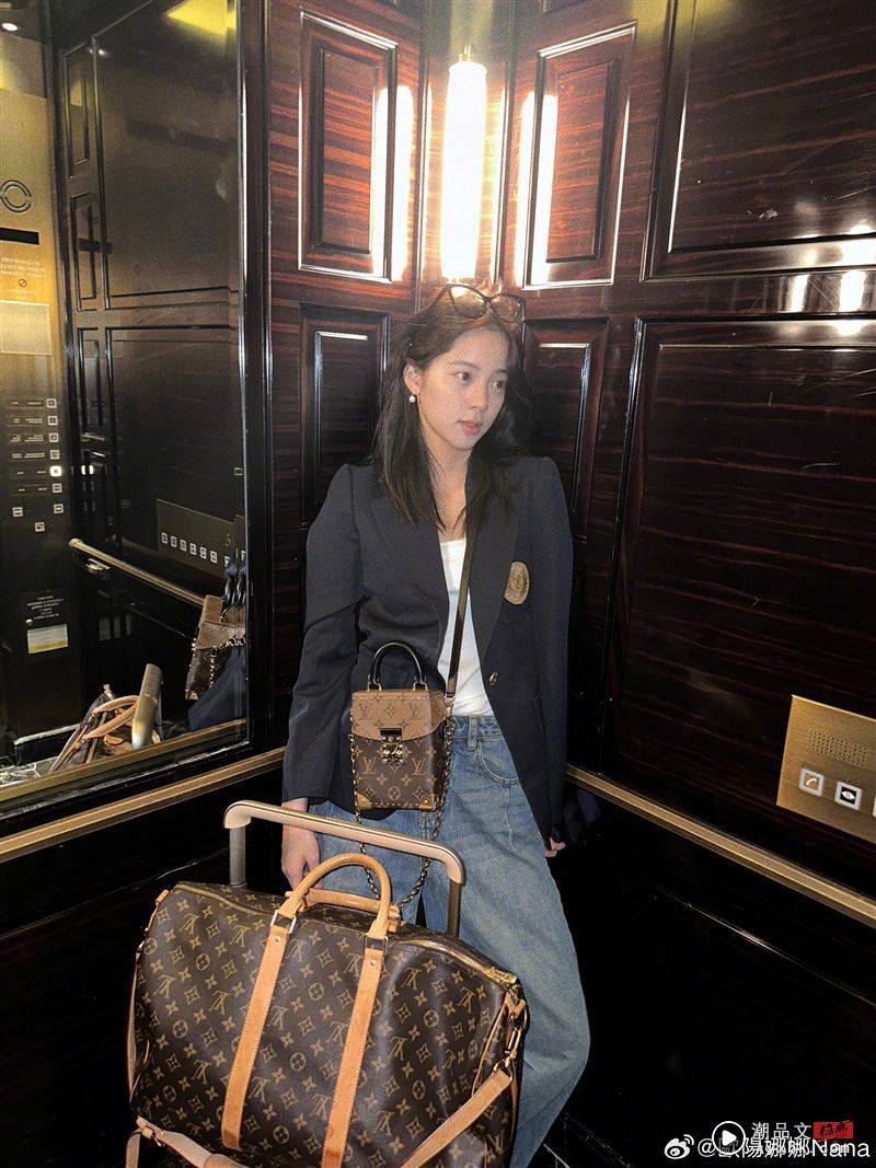 欧阳娜娜“一身朴素”旅行箱与包包要价超过30万。（图／翻摄自欧阳娜娜微博）